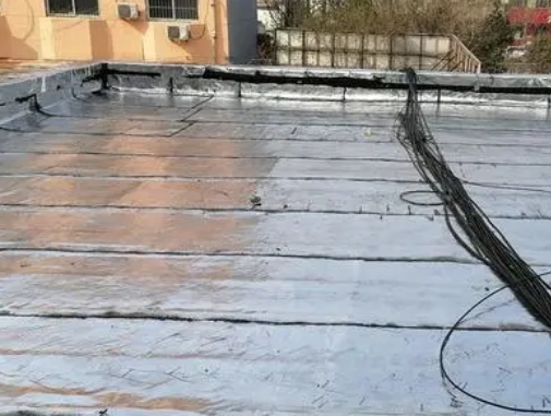 东莞卫生间漏水维修公司分享下东莞屋面楼顶防水刚性防水层施工要点。